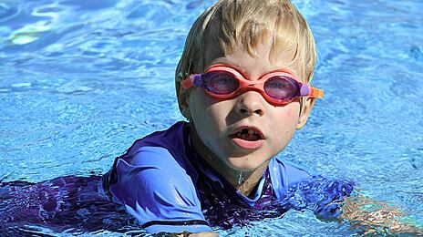 Wie wähle ich eine Schwimmbrille aus?